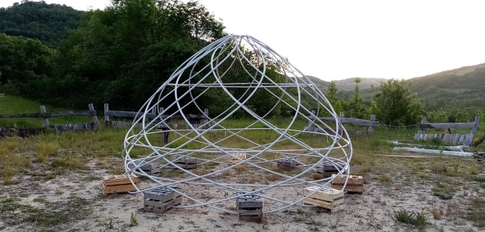 You are currently viewing Zomes hélices : De nouvelles perspectives pour les habitats légers et auto-construits